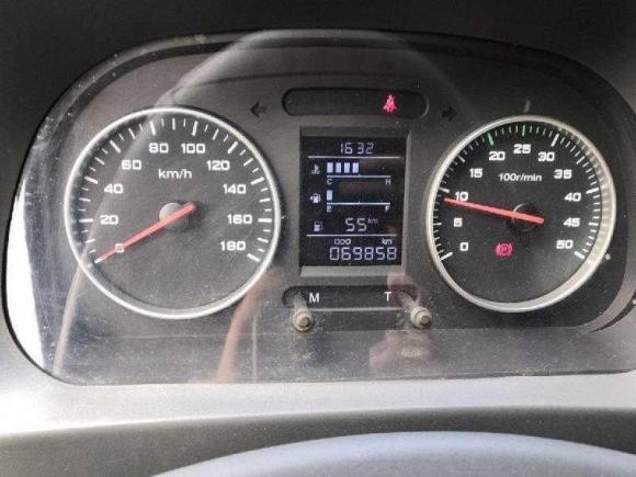 [上海·沪J] 二手依维柯褒迪2016产2.5手动无天窗