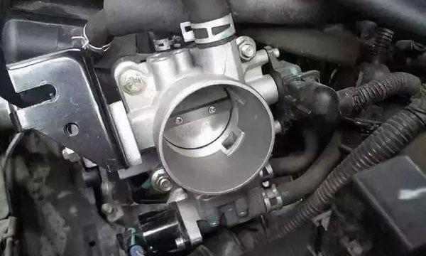 除此之外,还可以采用免拆节气门的清洗方法,当发动机处于运行的状态下