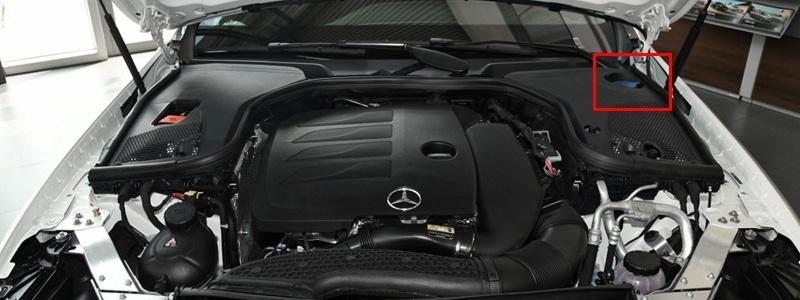 奔驰glc的玻璃水储存的位置位于发动机舱盖压力挺杆的后侧,瓶盖带有