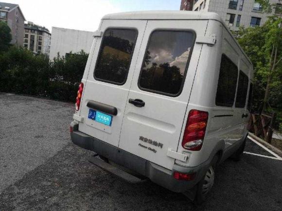 [上海·沪J] 二手依维柯褒迪2016产2.5手动无天窗