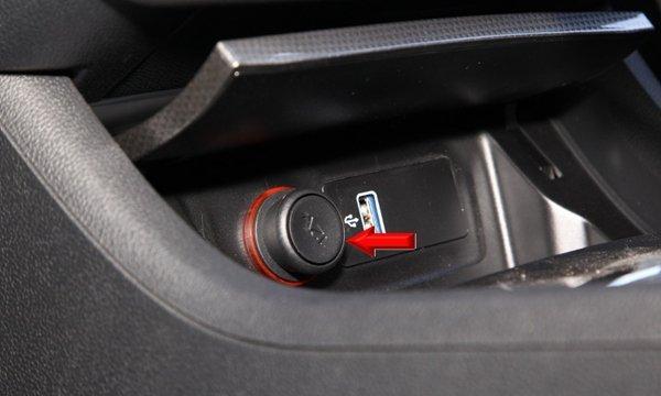 荣威i6点烟器保险丝位置-天天拍车二手车卖车