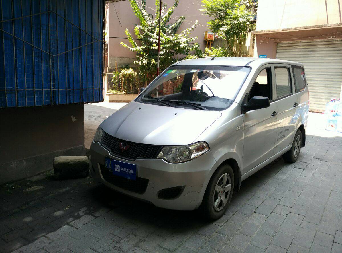 4,五菱suv5座售价在568到818万之间1五菱宏光s分别搭载了来自通用汽车