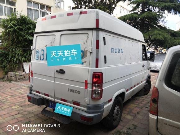 [青岛·鲁B] 二手依维柯得意2017款 2.8T V35箱货中顶3/6座43S5