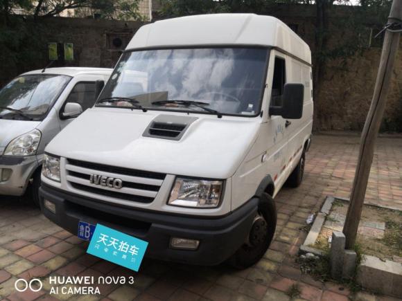 [青岛·鲁B] 二手依维柯得意2017款 2.8T V35箱货中顶3/6座43S5