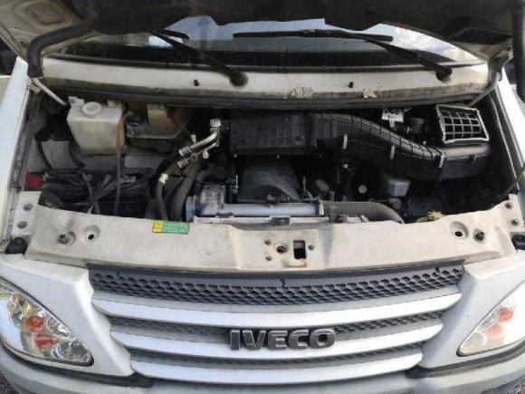 [上海·沪J] 二手依维柯褒迪2016产2.5手动无天窗