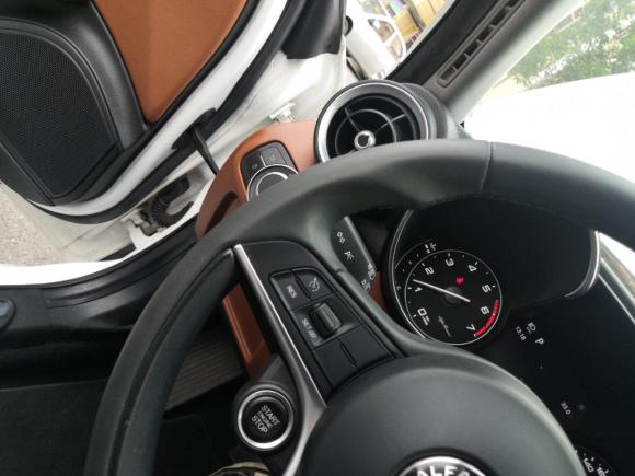 [佛山·赣A] 二手阿尔法罗密欧Giulia2017款 2.0T 200HP 豪华版