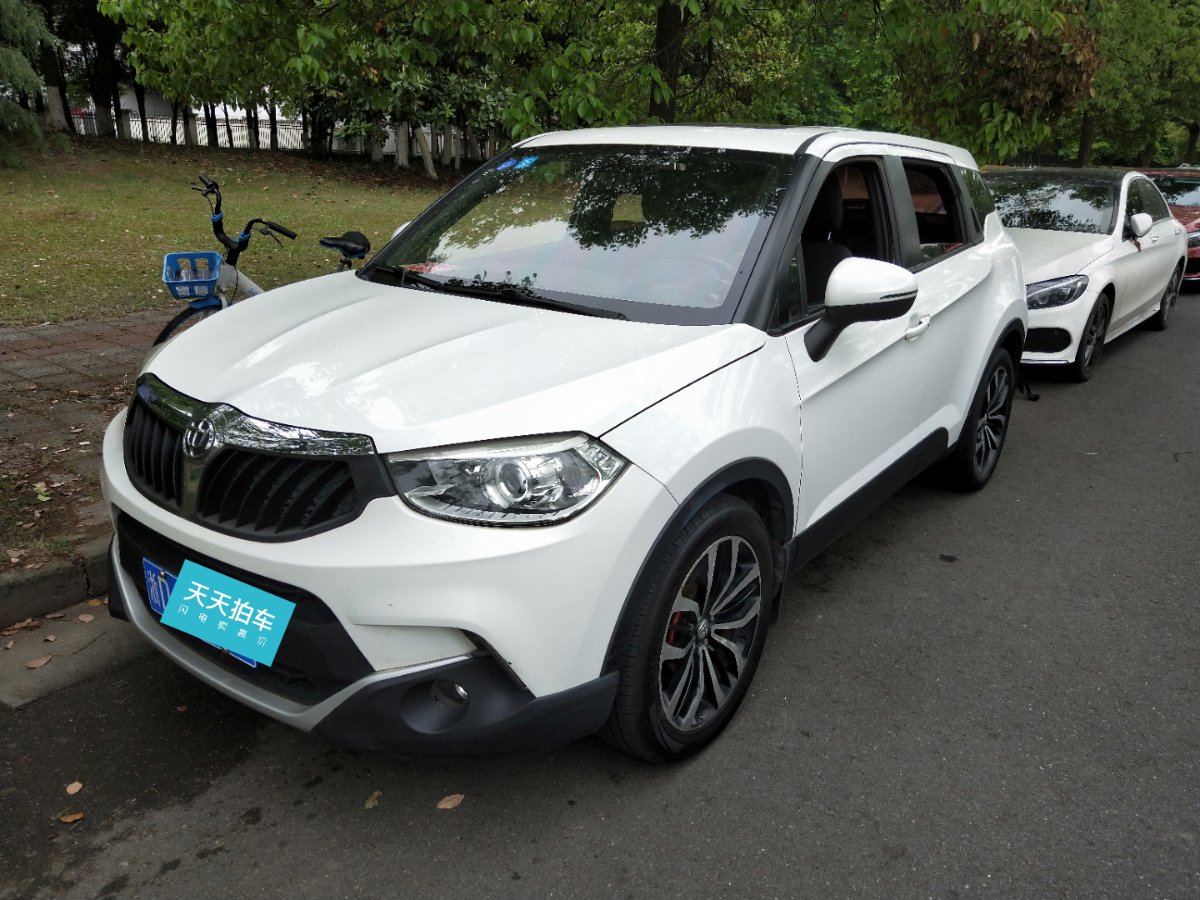 二手车评估师:中华v3开5年车龄能卖多钱?