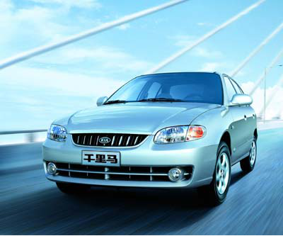 在外观上,起亚千里马车身没有太多锐利的线条,它占据了车身的很大的一