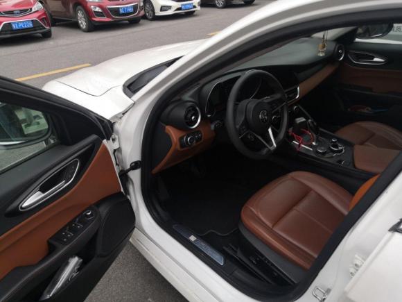 [佛山·赣A] 二手阿尔法罗密欧Giulia2017款 2.0T 200HP 豪华版