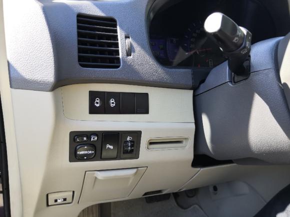 [深圳·粤B] 二手比亚迪比亚迪M62013款 2.4L 自动尊贵型