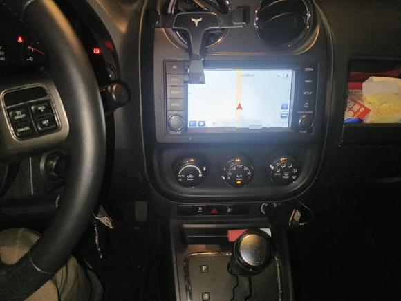 [成都·川A] 二手Jeep自由客2011款 2.4 运动版