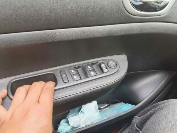 [上海·苏K] 二手标致标致3072013款 两厢 1.6L 手动舒适版