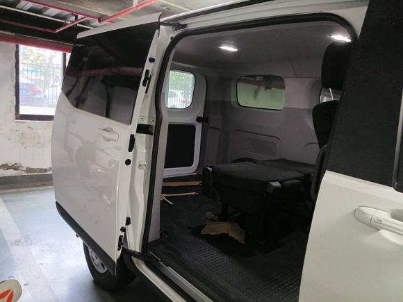 [上海·粤L] 二手上汽大通MAXUS新途V702023款 2.0T 精英版 手动短轴低顶 5/6座（125Ps）