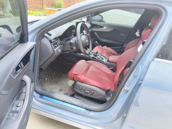 [济南·鲁A] 二手奥迪奥迪A4L2022款 40 TFSI quattro RS套件燃速型