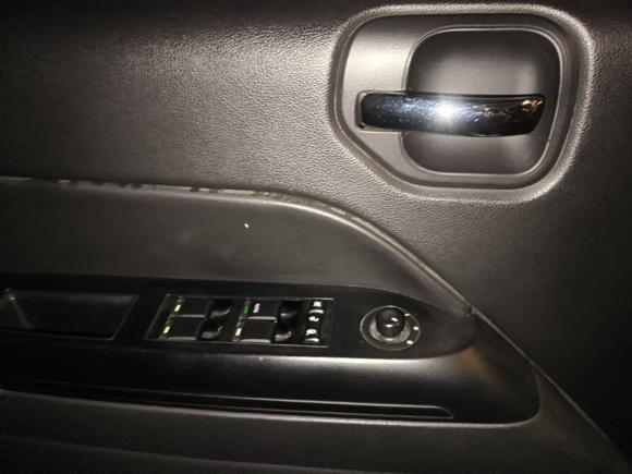 [成都·川A] 二手Jeep自由客2011款 2.4 运动版