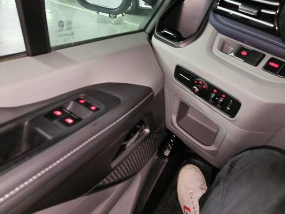 [上海·粤L] 二手上汽大通MAXUS新途V702023款 2.0T 精英版 手动短轴低顶 5/6座（125Ps）