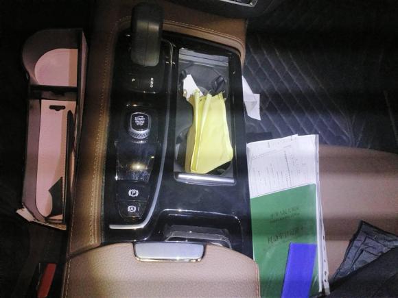 [深圳·粤B] 二手沃尔沃沃尔沃S60新能源2022款 T8 E驱混动 四驱智逸豪华版