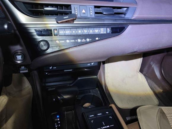 [深圳·粤B] 二手雷克萨斯雷克萨斯ES2018款 200 卓越版 国V