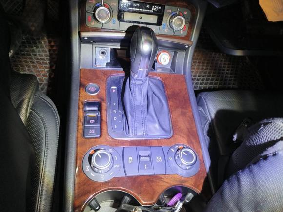 [广州·粤A] 二手大众途锐2011款 3.0TDI 柴油高配型