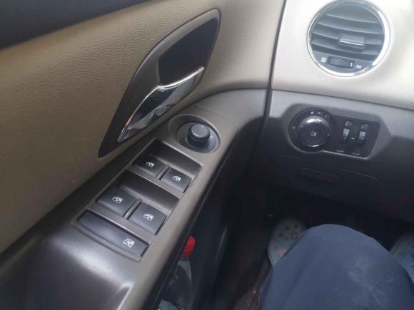 [武汉·鄂A] 二手雪佛兰科鲁兹2015款 1.5L 经典 SL MT