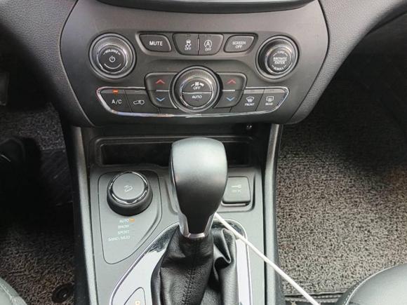 [上海·沪L] 二手Jeep自由光2019款 2.0T 四驱探享版+自动驾驶智慧包 国VI