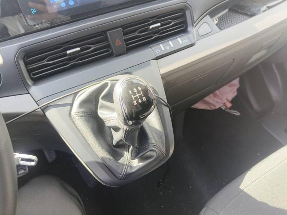 [上海·沪F] 二手福特全顺2023款 2.0T柴油手动厢式货车中轴低顶3座