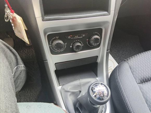 [上海·苏K] 二手标致标致3072013款 两厢 1.6L 手动舒适版