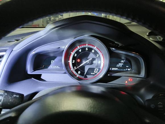 [上海·闽J] 二手马自达马自达3 昂克赛拉2014款 两厢 2.0L 自动旗舰型