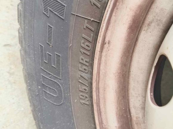 [无锡·苏J] 二手依维柯依维柯得意2023款 2.5T V40厢式运输车长轴中顶双胎侧拉门2-3座