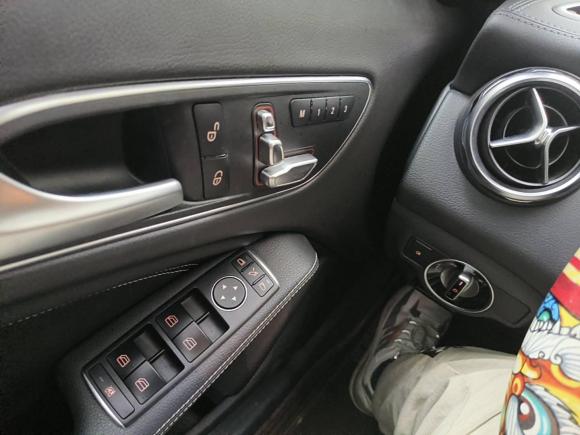 [上海·沪M] 二手奔驰奔驰GLA2018款 GLA 220 4MATIC 运动型