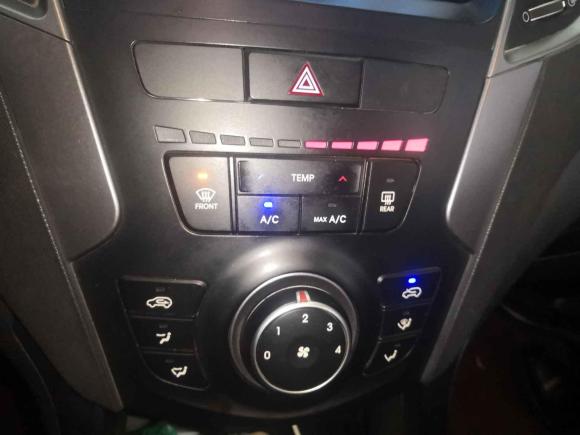 [西安·陕A] 二手现代胜达2015款 2.4L 自动两驱舒适型 5座