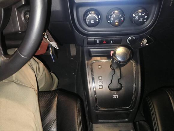 [成都·川A] 二手Jeep自由客2011款 2.4 运动版