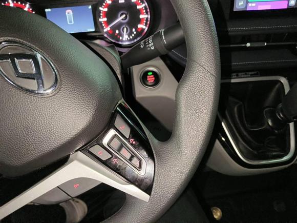 [上海·粤L] 二手上汽大通MAXUS新途V702023款 2.0T 精英版 手动短轴低顶 5/6座（125Ps）