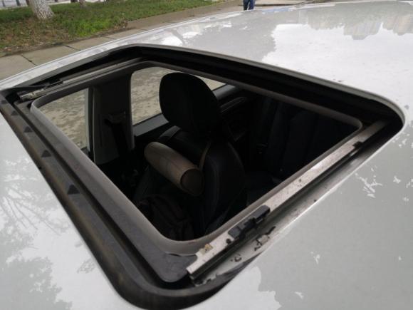 [成都·沪A] 二手荣威荣威ei62017款 45T 混动互联智享版