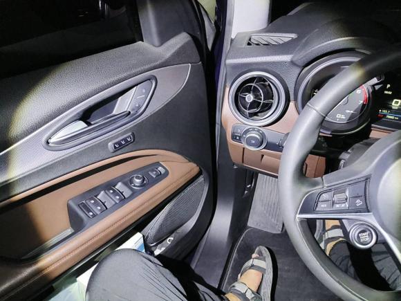 [上海·沪A] 二手阿尔法·罗密欧Stelvio斯坦维2017款 2.0T 200HP 精英版