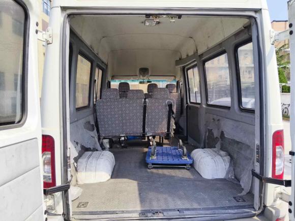 [上海·沪M] 二手依维柯依维柯褒迪2017款 2.5T尊享A37客车高顶6-7座47Z5