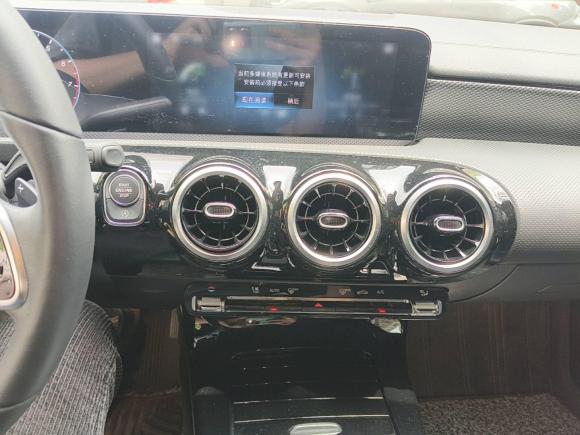 [苏州·苏U] 二手奔驰奔驰A级2022款 改款 A 180 L 运动轿车