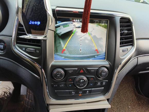 [成都·川A] 二手Jeep大切诺基2015款 3.0TD 柴油 精英导航版