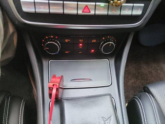 [上海·沪M] 二手奔驰奔驰GLA2018款 GLA 220 4MATIC 运动型