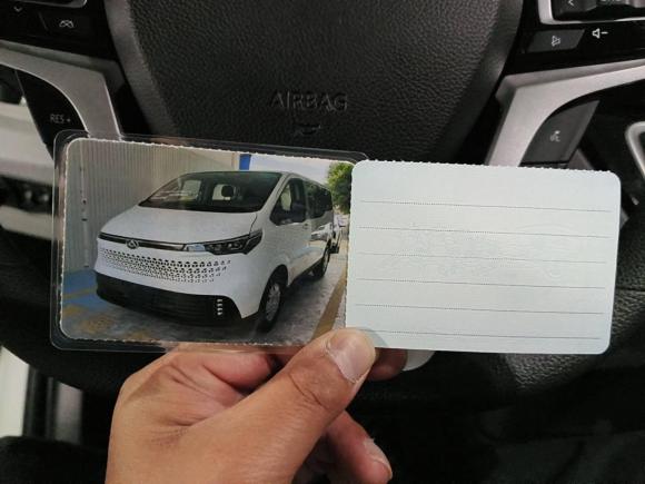 [上海·粤L] 二手上汽大通MAXUS新途V702023款 2.0T 精英版 手动短轴低顶 5/6座（125Ps）