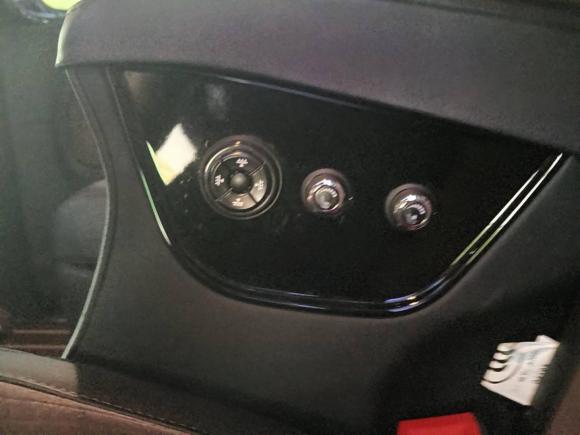 [上海·沪D] 二手奔驰奔驰V级2018款 V 260 L 尊贵加长版 国V