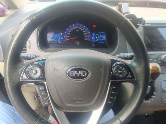 [青岛·鲁U] 二手比亚迪比亚迪M62015款 2.4L 自动尊贵版