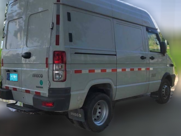 [上海·皖C] 二手依维柯依维柯得意2021款 2.5T V35 2-3座短轴中顶双胎侧拉门