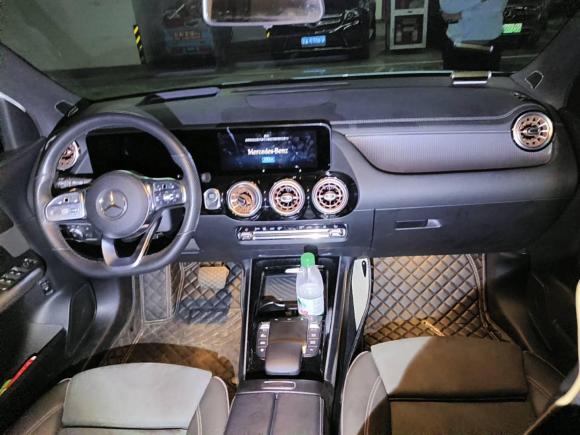 [南京·苏A] 二手奔驰奔驰EQA2022款 EQA 300 4MATIC 首发特别版