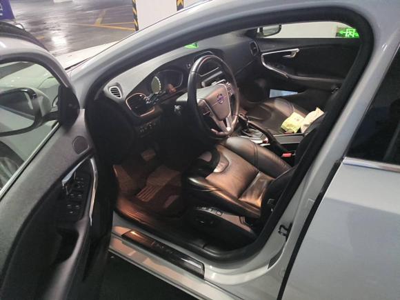 [上海·吉A] 二手沃尔沃沃尔沃V402014款 2.0T 智雅版