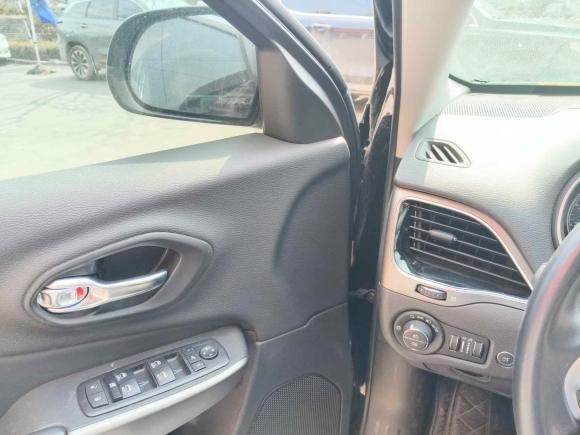 [青岛·鲁U] 二手Jeep自由光2019款 2.0T 四驱探享版+自动驾驶智慧包 国VI