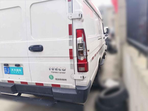 [无锡·苏J] 二手依维柯依维柯得意2023款 2.5T V40厢式运输车长轴中顶双胎侧拉门2-3座