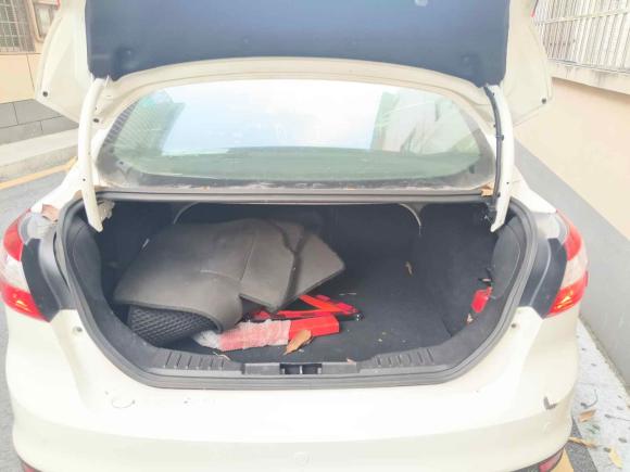 [深圳·粤B] 二手福特福克斯2012款 三厢 1.6L 自动风尚型