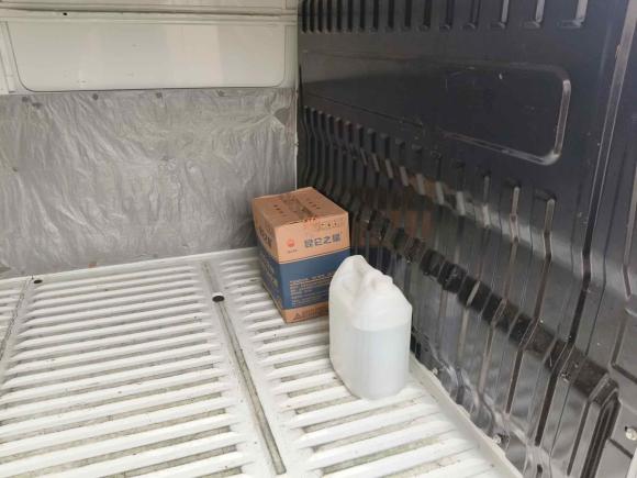 [无锡·苏J] 二手依维柯依维柯得意2023款 2.5T V40厢式运输车长轴中顶双胎侧拉门2-3座