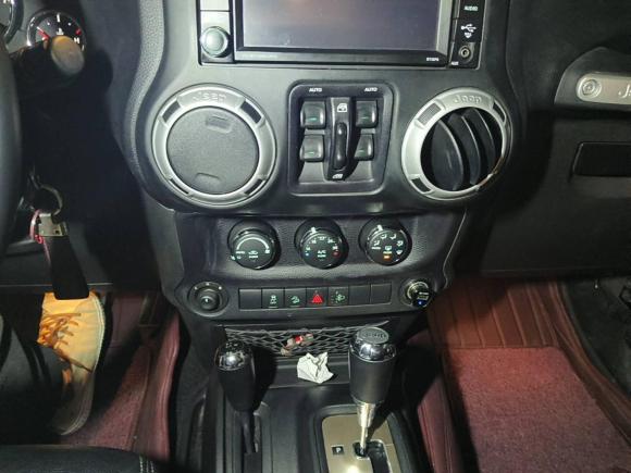 [济南·鲁A] 二手Jeep牧马人2014款 3.0L Sahara 四门版